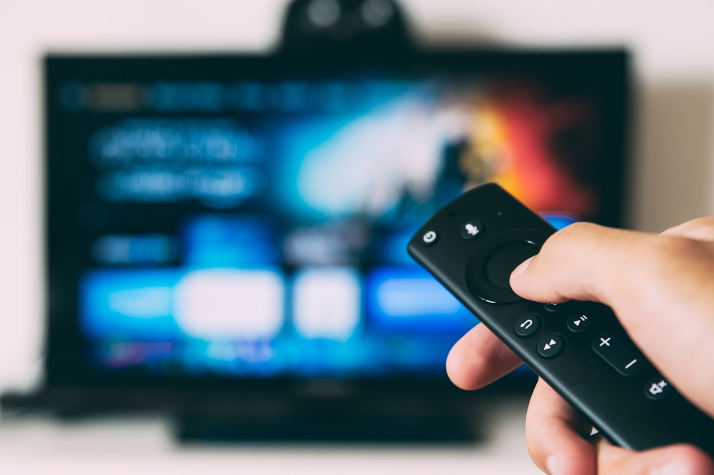 ソファとテレビのリモコン