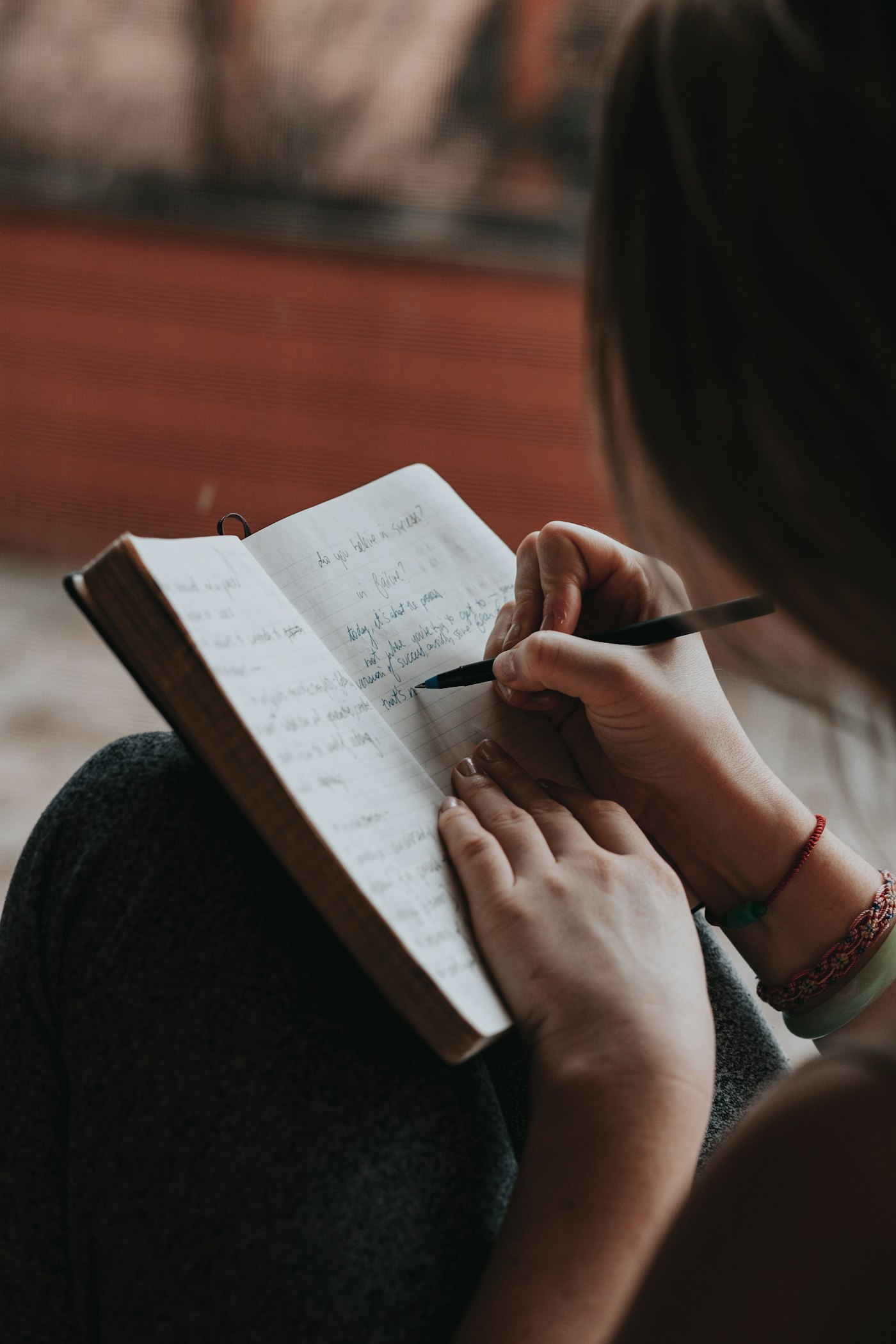 ノートに書き留める手