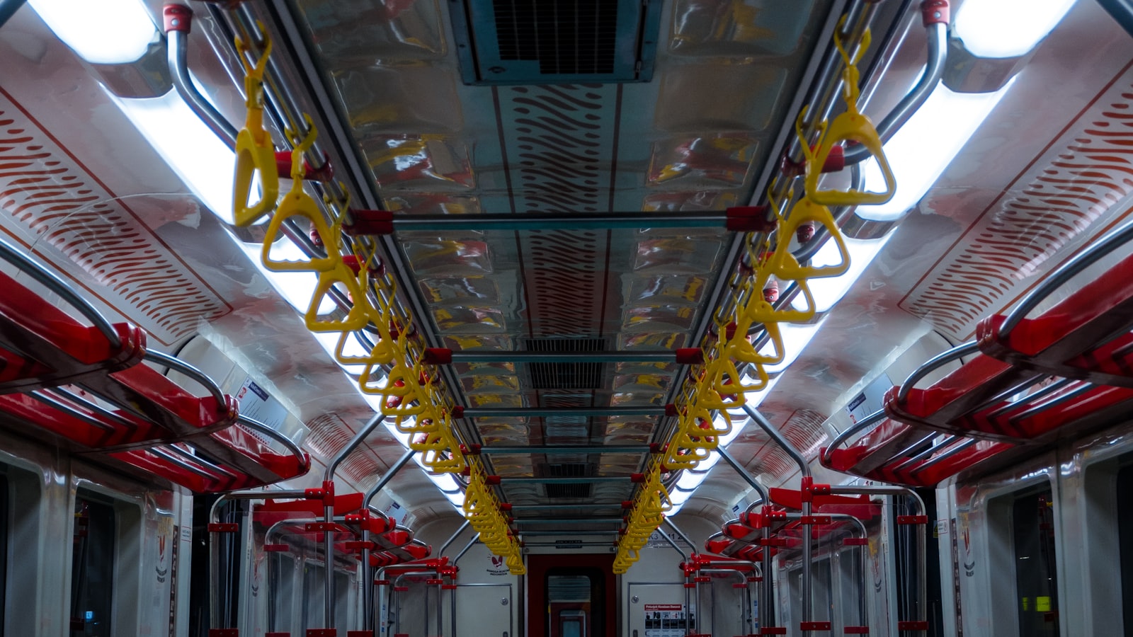 満員電車の車内