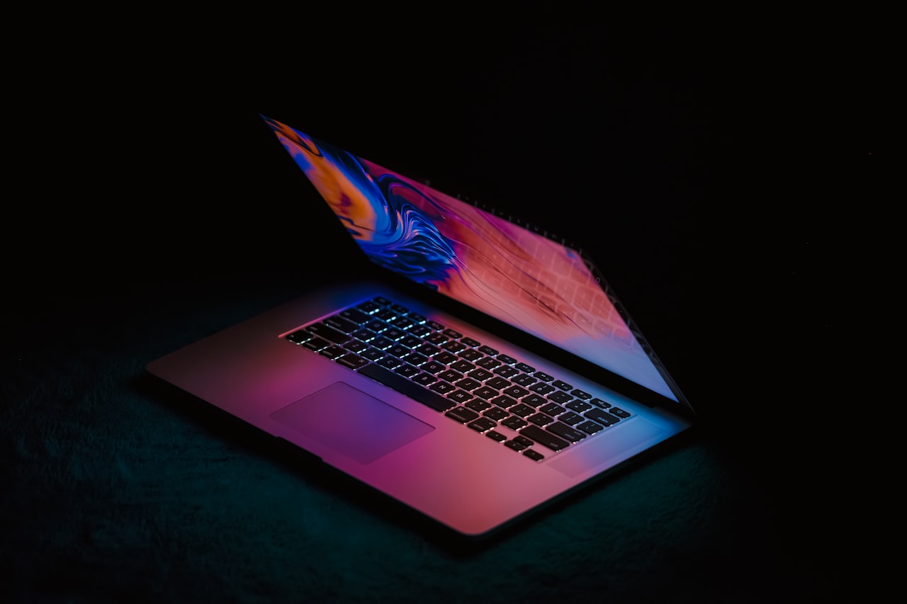 深夜にPCで作業する手元