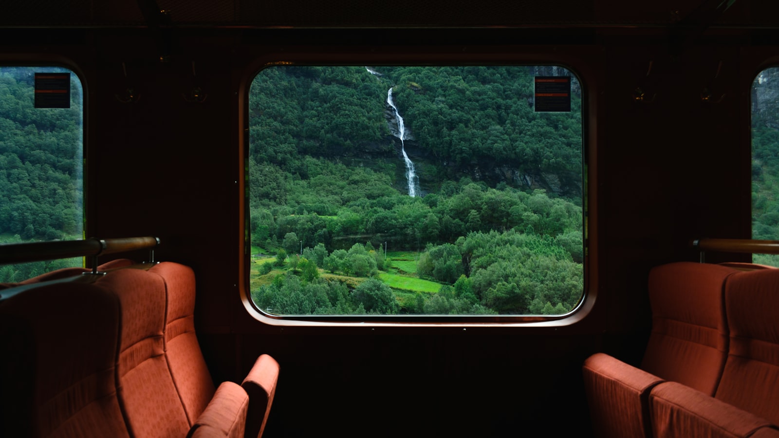 電車に乗って旅をする人の車窓